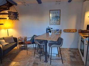 La Trémière, maison de village, sauna, vue garrigue