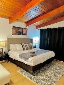 P&N Suites - DELUXE KING ROOM- PARIS - Edmonton