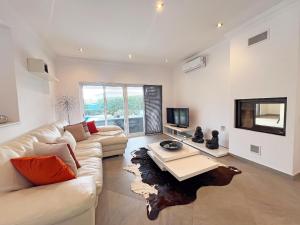 Beautiful 4-Bedroom Villa with Garden and Pool