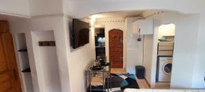 Studio 24m2 cosy classé, lit Queen Size, Netflix, wifi, 400m centre, parking, boîte à clés, Gîtes La Tarine