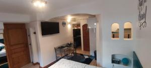 Appartements Studio 24m2 cosy classe, lit Queen Size, Netflix, wifi, 400m centre, parking, boite a cles, Gites La Tarine : photos des chambres