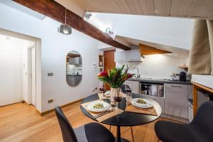 tHE Mirror Attic - Moscova Brera Milano