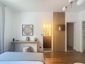 So Guest, Clou dans le fer, modern suite near cathedral