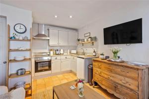 Ringmore Cottage - Salcombe - View over estuary