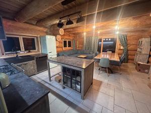 Chalets Wood log chalet : photos des chambres