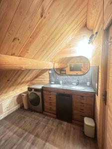 Chalets Wood log chalet : photos des chambres