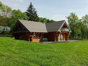 Chalets Wood log chalet : photos des chambres