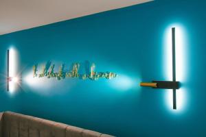 Town Centre apartment with private patio - Near Airport & Train Station