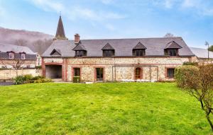 Maisons de vacances 5 Bedroom Gorgeous Home In Ganzeville : photos des chambres