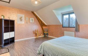 Maisons de vacances 5 Bedroom Gorgeous Home In Ganzeville : photos des chambres