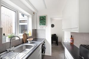 Station House - Quaint Victorian Home With Free Parking