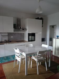 Casa di Zoe apartment - Punto di sosta x bikes auto e moto a 20 minuti dallautostrada - parcheggio privato - giardino con barbecue -