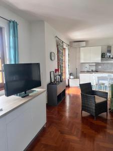 Casa di Zoe apartment - Punto di sosta x bikes auto e moto a 20 minuti dallautostrada - parcheggio privato - giardino con barbecue -