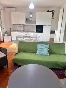 Casa di Zoe apartment - Punto di sosta x bikes auto e moto a 20 minuti dallautostrada - parcheggio privato - giardino con barbecue -