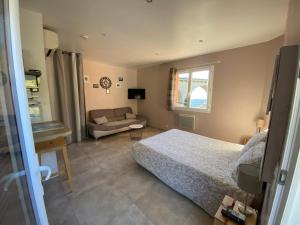 STUDIO pied village EZE - dans VILLA - Parking Gratuit