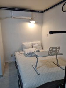 One Room in front of the Hongik University