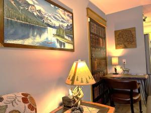 Windtower Lodge FullKitchen-Kingbed Suite-MntView-UGParking-Walk2DT