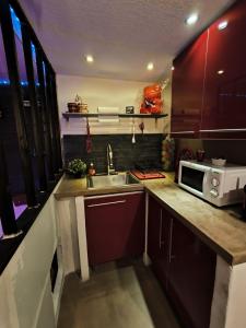 Love-room Discret 40 m2 Bormes les mimosas village avec Terrasse