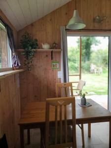 Sejours a la campagne Le Merle Moqueur, maisonnette en bois, Les kabanes en Kreiz Breizh : photos des chambres