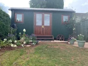 Luxury Shepherd's Hut and Hot Tub Retreat - Fitzhead