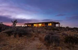 Hondo House - the Boulder Hot Tub house - Pioneertown