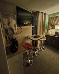 Maisons d'hotes Love-room Discret 40 m2 Bormes les mimosas village avec Terrasse : photos des chambres