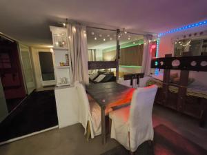 Maisons d'hotes Love-room Discret 40 m2 Bormes les mimosas village avec Terrasse : photos des chambres