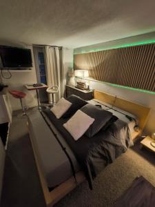 Maisons d'hotes Love-room Discret 40 m2 Bormes les mimosas village avec Terrasse : photos des chambres