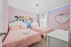 Spacious 6 bed 6 bath Sleeps 16 Heated Pool Jacuzzi 12 miles from Disney