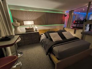 Maisons d'hotes Love-room Discret 40 m2 Bormes les mimosas village avec Terrasse : photos des chambres