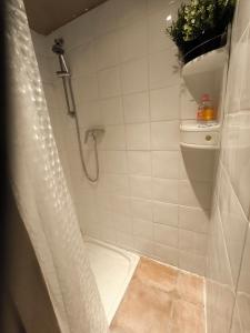 Maisons d'hotes Love-room Discret 40 m2 Bormes les mimosas village avec Terrasse : photos des chambres