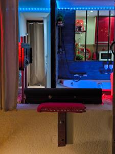 Maisons d'hotes Love-room Discret 40 m2 Bormes les mimosas village avec Terrasse : photos des chambres