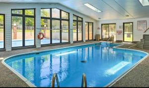 Spacious! Pools, Hot Tub, Free Attraction Tickets!!