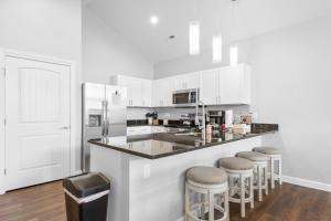 Spacious! Pools, Hot Tub, Free Attraction Tickets!!