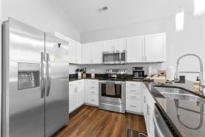 Spacious! Pools, Hot Tub, Free Attraction Tickets!!