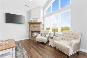 Spacious! Pools, Hot Tub, Free Attraction Tickets!!