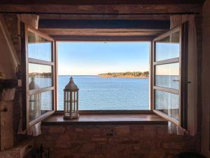 City Center Coastal Escape - Apartments with Sea View or Cozy Room