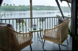 Lakefront 2BHK villa I Cozy A-frame balcony deck & BBQ grill