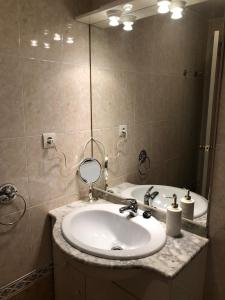 Bonito apartamento con jardín, piscina y aparcamiento gratuito