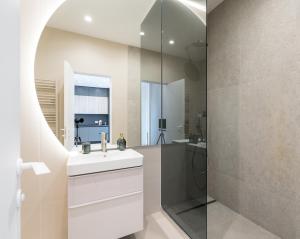 Lavender Luxury King bed Apartment, underground parking Near Promenada Bussiness Center