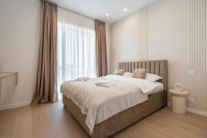 Caffe Luxury king bed Entire Apartment, underground Parking near Promenada Bussiness Center
