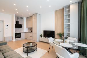 Caffe Luxury king bed Entire Apartment, underground Parking near Promenada Bussiness Center