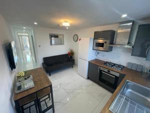 Newly built modern flat with free parking close to London Luton airport and L&D hospital