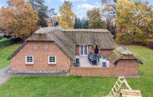 Lovely waterfront pool house 12 persons