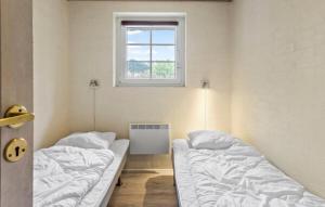 Lovely waterfront pool house 12 persons