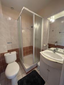 B&B / Chambres d'hotes Sensation, chambre 2 lits pour 3 personnes, avec salle de bain privative : photos des chambres
