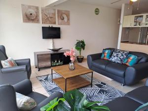 Ocean Tides - 2 Adults & 4 Kids ONLY