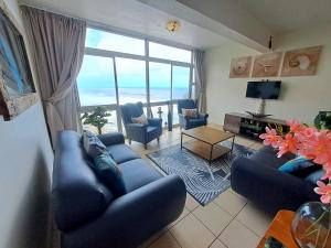 Ocean Tides - 2 Adults & 4 Kids ONLY