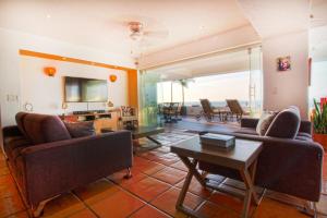 Modern Beachfront - Casa Caballito del Mar