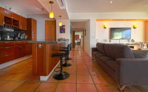 Modern Beachfront - Casa Caballito del Mar